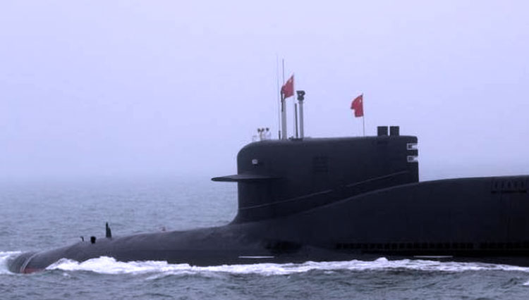 Kapal selam China sedang mengikuti latihan militer. (FOTO: Reuters)