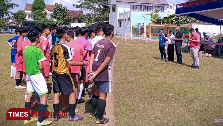 Para pemain saat mengikuti seleksi untuk memperkuat tim sepakbola Persewangi Banyuwangi U17 (foto: Rizki Alfian/ TIMES Indonesia)
