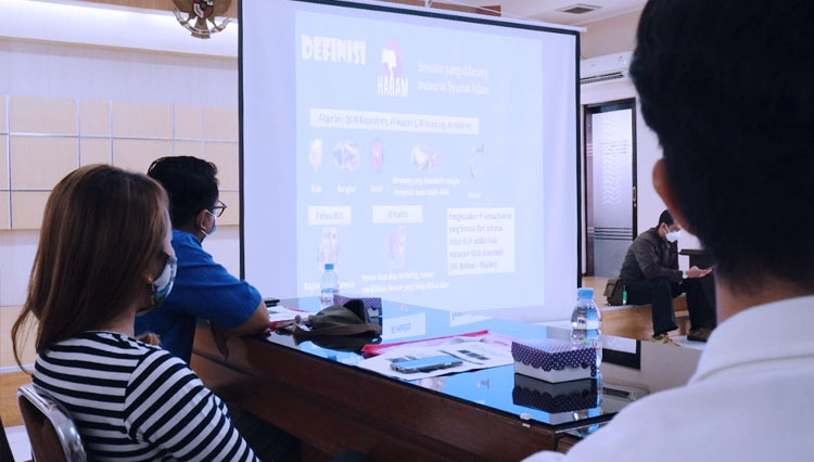 Peserta-workshop-saat-perhatikan-layar-display-pembekalan-legalitas-dan-sertifikasi.jpg