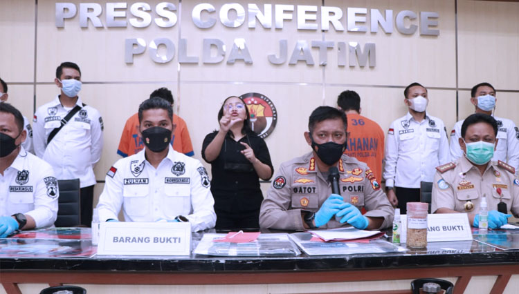 Polda Jatim saat ungkap kasus penyelundupan benih lobster, Selasa (15/6/2021). (Foto: dok. Polda Jatim untuk TIMES Indonesia). 
