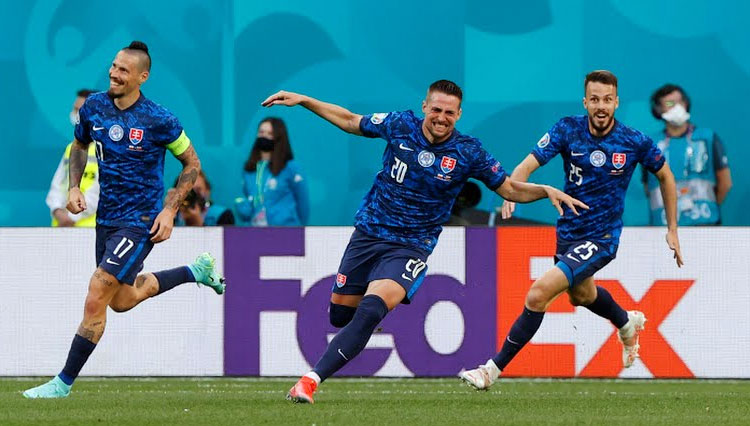 Selebrasi pemain Slovakia usai mencetak gol pertama. (Foto: Reuters)