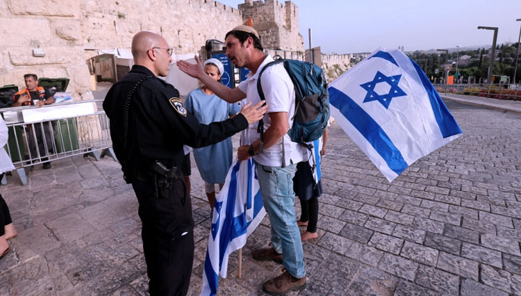 Dalam file foto dari 10 Mei ini, polisi Israel memblokir daerah di sekitar Kota Tua Yerusalem ketika sayap kanan Israel mengambil bagian dalam pawai Hari Yerusalem tahunan (Emmanueal Dunand/AFP)