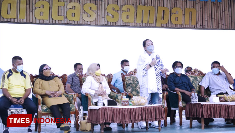 Anggota DPR RI, Alien Mus bersilaturahmi dengan warga Kampung Nelayan Tomalou, Kota Tidore Kepulauan. (FOTO: Ardian for TIMES Indonesia)