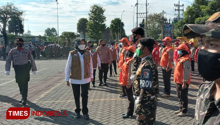 Wali Kota Batu, Dra Hj Dewanti Rumpoko MSi memimpin Apel Bersama Siaga Bencana tahun 2021. (Muhammad Dhani Rahman/TIMES Indonesia)