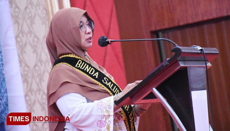 Bupati Bandung Dadang Supriatna mengukuhkan Emma Dety Permanawati sebagai Bunda Salud Kabupaten Bandung, di Soreang, Selasa (15/6/21).(FOTO: Humas Pemkab for TIMES Indonesia)