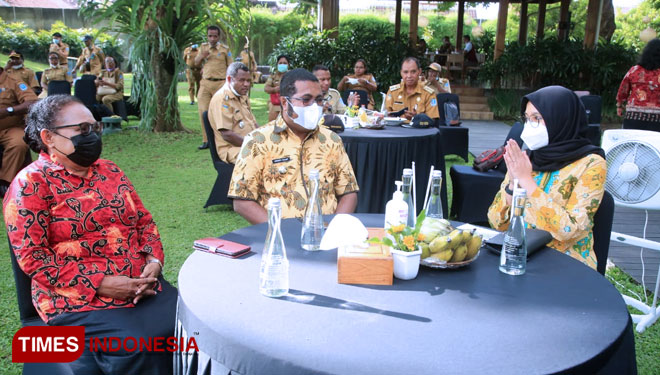 Bupati Banyuwangi saat memberikan salam namaste kepada Bupati dan Ketua DPRD Biak Numfor. (Foto: Rizki Alfian/TIMES Indonesia)
