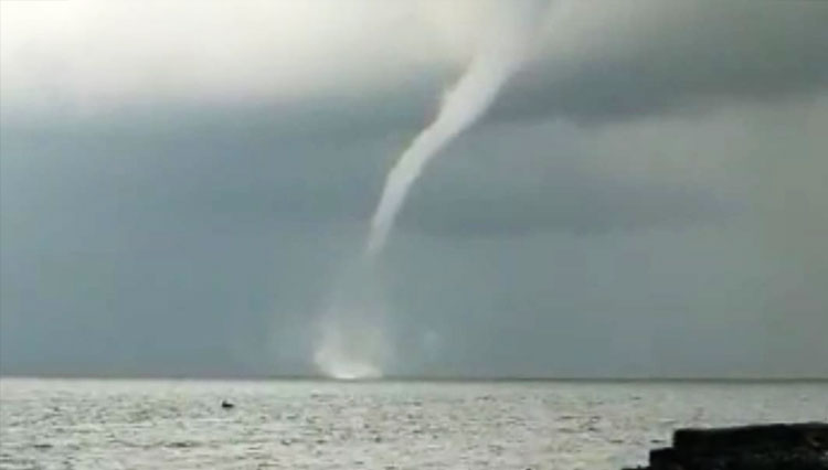 Fenomena-pusaran-angin-atau-waterspout-di-pantai-Banyuwangi-2.jpg