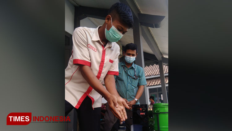Arya N, siswa SMK Negeri 1 Juwiring, Kabupaten Klaten, Jawa Tengah menunjukkan cara kerja hand sanitizer elektrik infra merah buatannya. (FOTO: SMK Negeri 1 Juwiring for TIMES Indonesia)