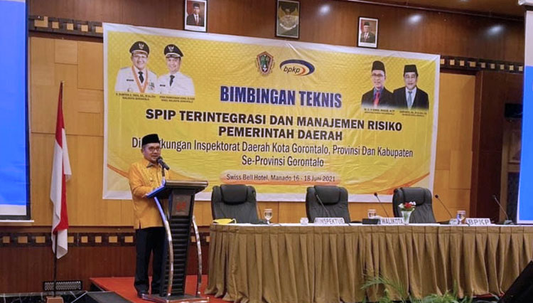 Wali kota Gorontalo, Marten Taha saat membuka Bimtek SPIP Terintegrasi dan Manajemen Risiko Pemerintah Daerah, di Kota Manado, Rabu (16/6/2021). (FOTO: Humas Pemkot Gorontalo)