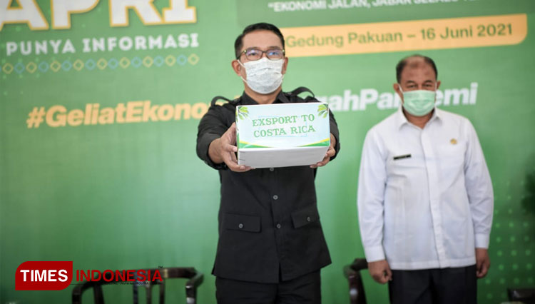 Gubernur Jabar Ridwan Kamil melepas ekspor 23 ton produk kelapa parut kering di Gedung Pakuan, Kota Bandung, Rabu (16/6/21). (FOTO: Humas Jabar for TIMES Indonesia)