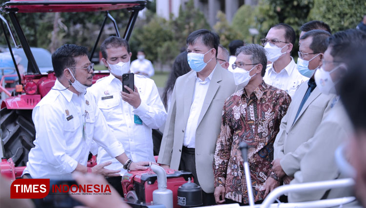 Kementan RI (kiri) ketika memberikan bantuan kepada UGM (FOTO: Humas UGM for TIMES Indonesia) 