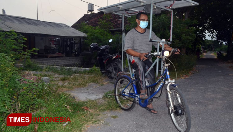Lilik Suprawanto, seorang warga Kelurahan Sentul Kecamatan Kepanjen Kidul Kota Blitar menjajal sepeda listrik bertenaga surya rakitannya, Rabu (16/6/2021). (Foto: Sholeh/ TIMES Indonesia)