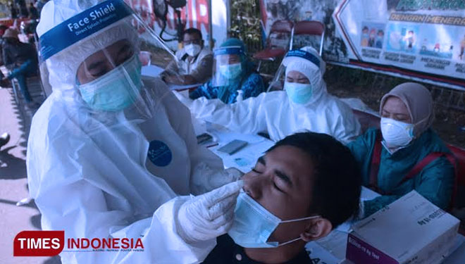 Swab antigen di pos penyekatan Suramadu. (Foto: Dok.TIMES Indonesia) 