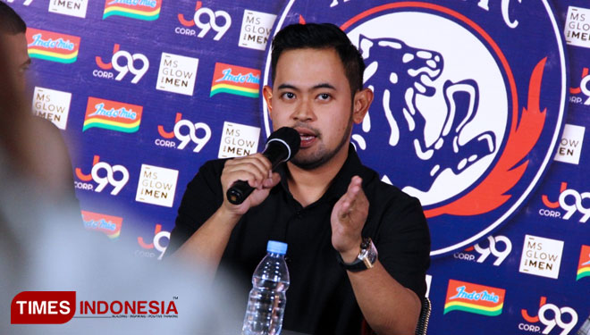 Presiden Arema FC, Gilang Widya Pramana alias Juragan99 saat konferensi pers Arema FC. (Foto: Dok. TIMES Indonesia)
