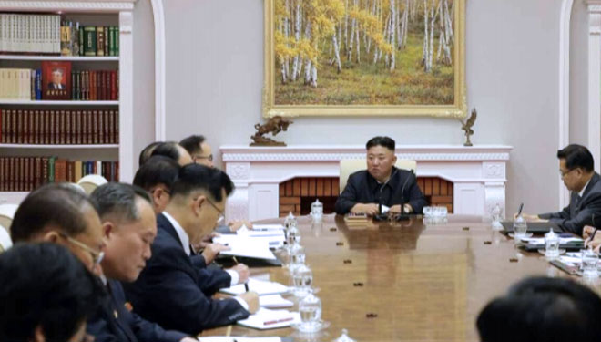 Rodong Sinmun, 17 Juni 2021 | Kim Jong Un dengan pejabat tinggi dalam pertemuan kecil pada hari kedua pleno partai.(FOTO : North Korea News/Rodong Sinmun)