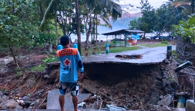 Satgana PMI Kabupaten Malang ketika berada di lokasi Jembatan Menuju Pantai Lenggoksono yang putus akibat banjir. (Foto : Mukhlis for TIMES Indonesia).