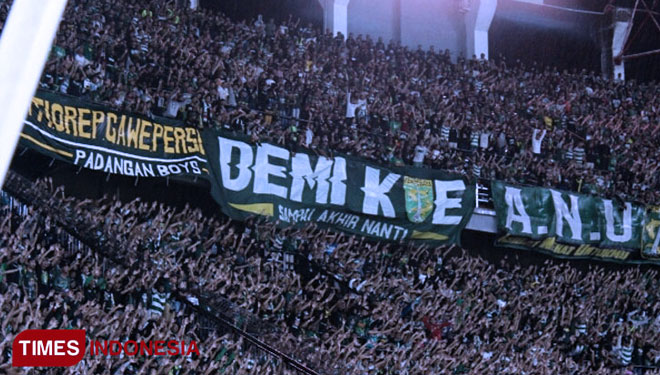 Bonek Mania, suporter fanatik Persebaya Surabaya memadati Gelora Bung Tomo sebelum masa pandemi Covid-19. (FOTO: Ammar Ramzi/TIMES Indonesia) 