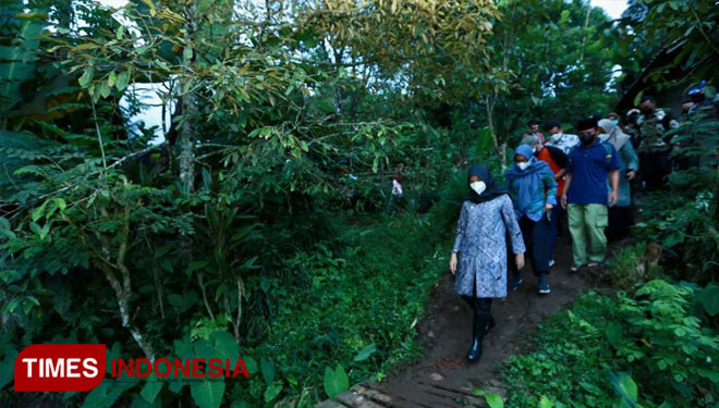 Bupati Banyuwangi Ipuk Fiestiandani Azwar Anas saat meninjau lokasi longsor (Foto : Rizki Alfian/ TIMESIndonesia)