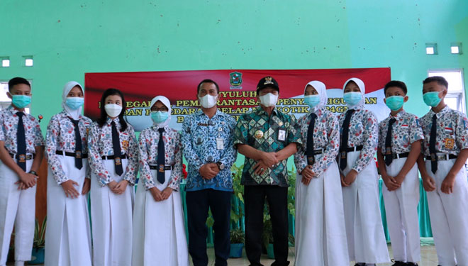 Bupati Budhi Sarwono bersama Tim P4GN Kabupaten Banjarnegara saat kunjungan ke SMP Negeri 1 Purwareja Klampok guna memberikan sosialisasi anti narkoba  (FOTO : Kominfo for TIMES Indonesi)