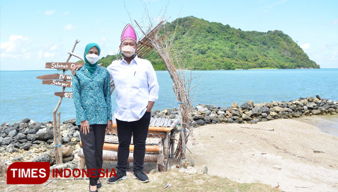 Bupati Fandi Akhmad Yani bersama istrinya, Ketua TP PKK Nurul Haromaini Ali Akhmad Yani saat berfoto di Pantai Selayar Bawean (Foto: Akmal/TIMES Indonesia).