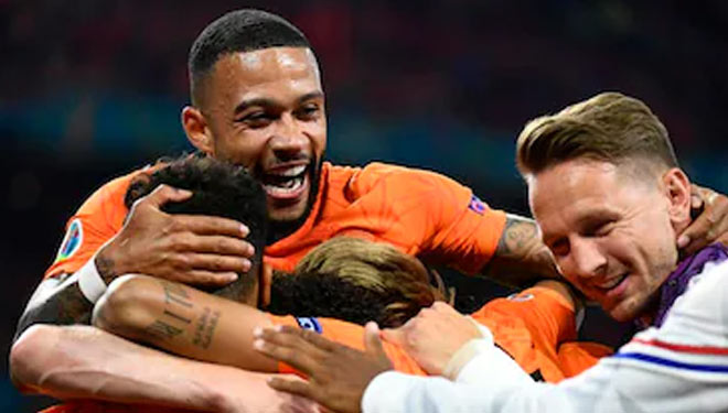 Depay dan rekan-rekannya merayakan gol penentu kemenangan Belanda lewat Dumfries (foto: gettyimages/uefa.com)