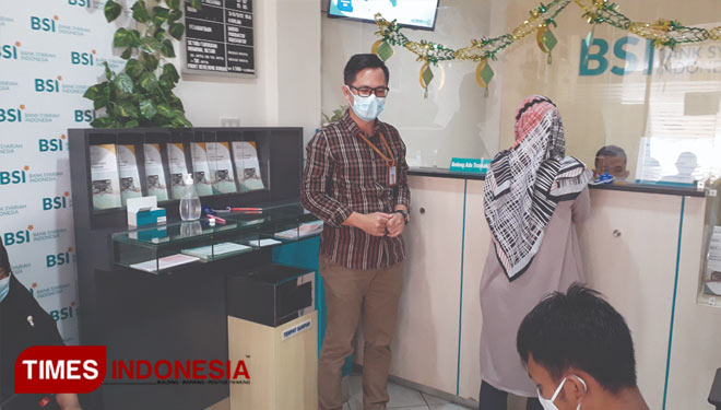 Branch Manager BSI Pagaralam Ferdian Syafri memantau proses migrasi rekening di kantornya (Foto : Asnadi/Times Indonesia)