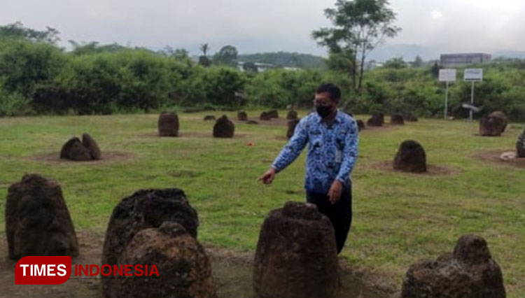 Kasi Sejarah dan Purbakala Dindikbud Bondowoso, Heri Kusdaryanto saat menunjukkan sejumlah peninggalan cagar budaya Megalitikum (FOTO: Moh Bahri/TIMES Indonesia).