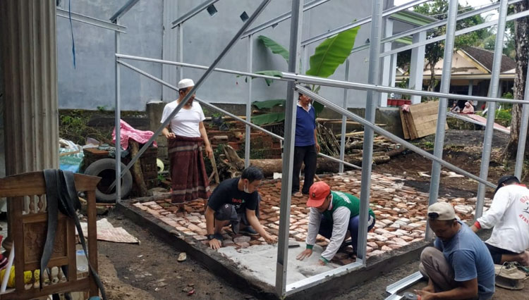 Alumni Ponpes Ploso Kediri ketika membangun Huntara bagi korban Gempa Malang. (Foto : IMAP Cabang Malang).
