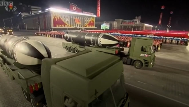 Kim Jong-un juga memamerkan kekuatan militer besar-besarkan dengan rudal barunya, baru-baru ini.(FOTO: Screenshot BBC)
