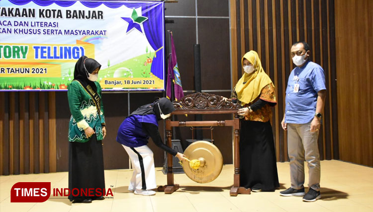 Wali Kota Banjar membunyikan gong simbol pembukaan lomba bercerita di aula Somahna Bagja Dibuana (Foto: Susi/TIMES Indonesia)