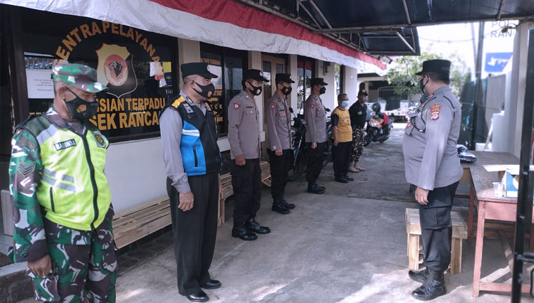 Jajaran Polsek Rancah Ciamis yang bersinergi dengan personel gabungan TNI dan Satpol PP dalam Operasi Yustisi (foto: Humas Polres Ciamis)