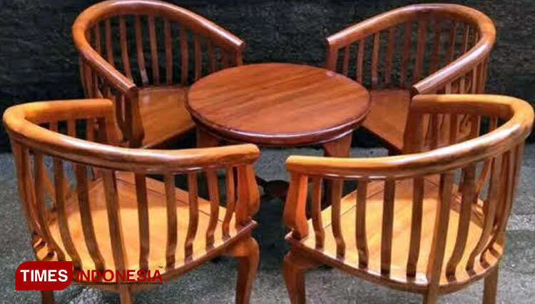 Satu pasang kursi dan meja yang sudah diap dibeli milik Riyanto (Foto: Rojihan/TIMES Indonesia)