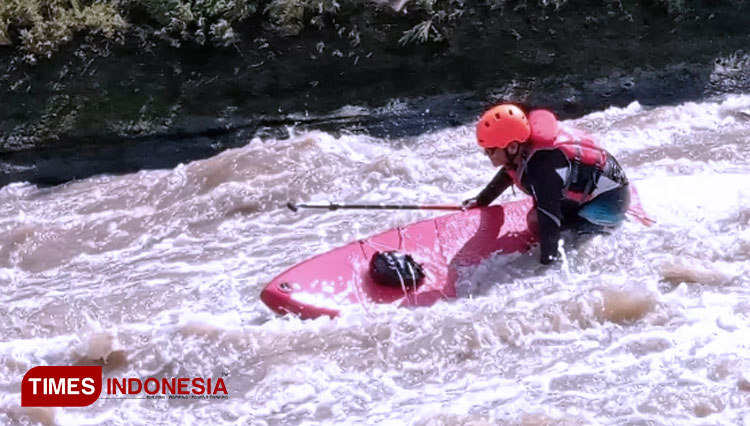 Stand Up Paddle Indonesia Jajal Derasnya Jeram Sungai Ciwulan Tasikmalaya