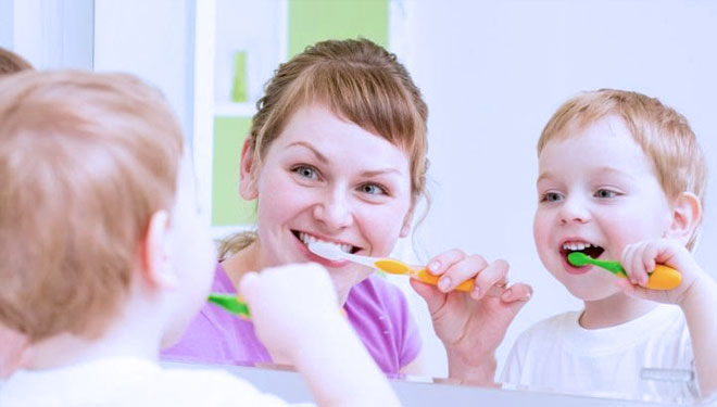 Ilustrasi ibu mengajari anak gosok gigi (Foto : Myhealthtime.ie)