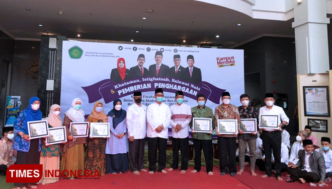 Prof. Abdul Haris, Rektor UIN Maliki Malang memberikan awards 2021 kepada fakultas dan pascasarjana. (Foto: Nadira Rahmasari/TIMES Indonesia)