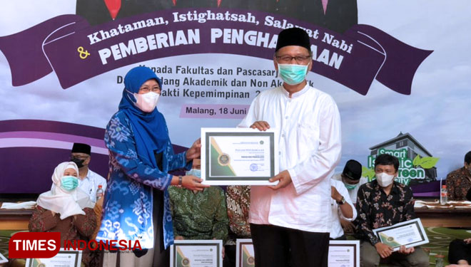 Dr. Siti Mahmudah, M.Si., Dekan Fakultas Psikologi UIN Maliki Malang menerima awards dari Prof Abdul Haris, Rektor UIN Maliki Malang. (Foto: Nadira Rahmasari/TIMES Indonesia)
