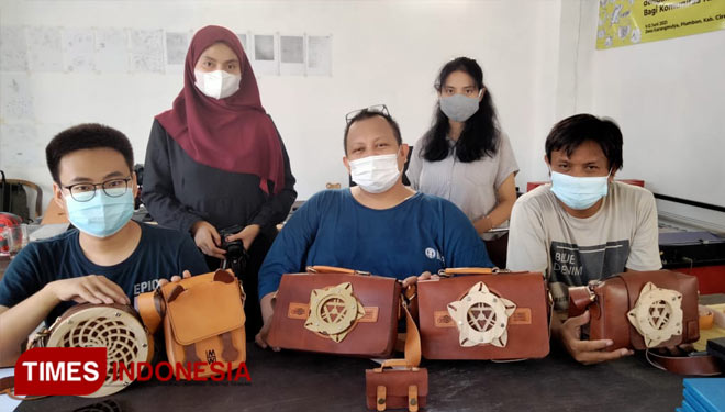 LPPM bersama dengan pemilik pengusaha kulit Cirebon saat kolaborasi untuk pembuatan produk kulit mekanik.(Foto: Dede Sofiyah/Times Indonesia)