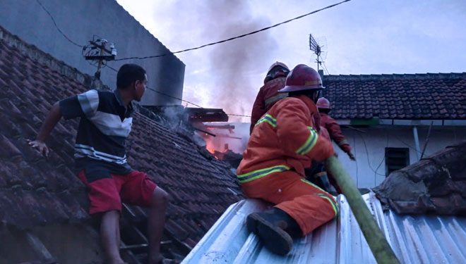 Anggota UPT Damkar Kota Malang saat berusaha menjinakan apik di lantai dua, Jumat (18/6/2021). (Foto: UPT Damkar Kota Malang for TIMES Indonesia)