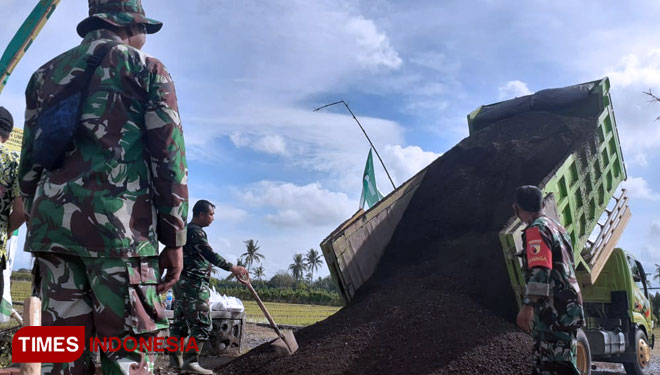Dump truk saat menurunkan material pasir (Foto : Rizki Alfian/TIMES Indonesia)