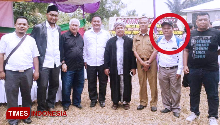 Almarhum Mara Salem (dilingkari merah) bersama Tuan Guru Batak (pakai serban-jubah) dan para tokoh Siantar-Simalungun, dalam satu acara. (FOTO: Dok Mara Salem/TIMES Indonesia)