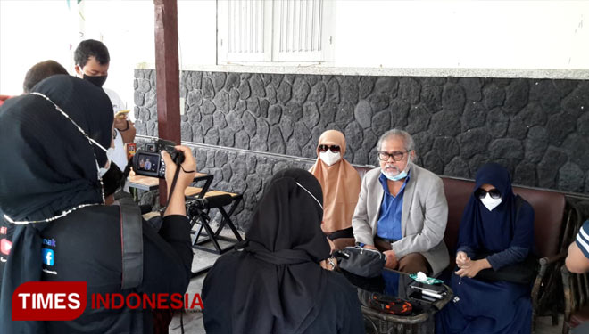 Ketua KOMNAS Perlindungan Anak, Arist Merdeka Sirait dan dua saksi korban memberikan keterangan pers terkait kasus dugaan kekerasan yang terjadi di SPI. (Muhammad Dhani Rahman/TIMES Indonesia)