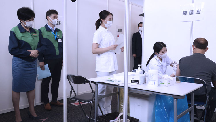 Gubernur Tokyo Yuriko Koike (kiri) saat menyaksikan pelaksanaan vaksinasi yang dilaksanakan di sebuah observatorium di lantai 45 kantor Pemerintah Metropolitan Tokyo di Tokyo. (FOTO: Japan Today/AP)
