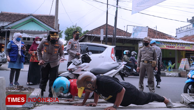 Kapolres saat memberikan sanksi bagi pengendara motor yang tidak mengenakan masker (Foto: Susi/TIMES Indonesia)