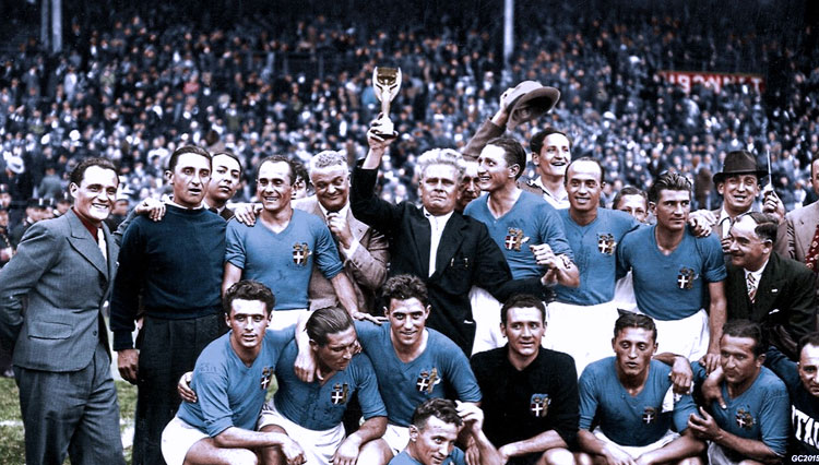 Tim Gli Azzurri Italia, yang meraih gelar juara Piala Dunia 1938 di Prancis. (foto: fifa)