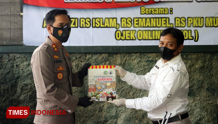 Kapolres Banjarnegara AKBP Fahmi Arifrianto SH SIK MH MSi melaunching katalog menu resto online. (FOTO ; Humas Polres Banjarnegara for TIMES Indonesia)