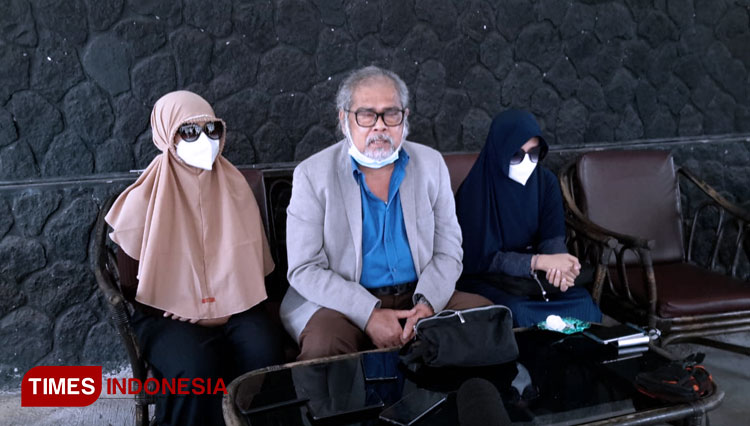 KOMNAS Perlindungan Anak, Aris Merdeka Sirait bersama dua korban memberikan pernyataaan kepada pers. (Muhammad Dhani Rahman/TIMES Indonesia)