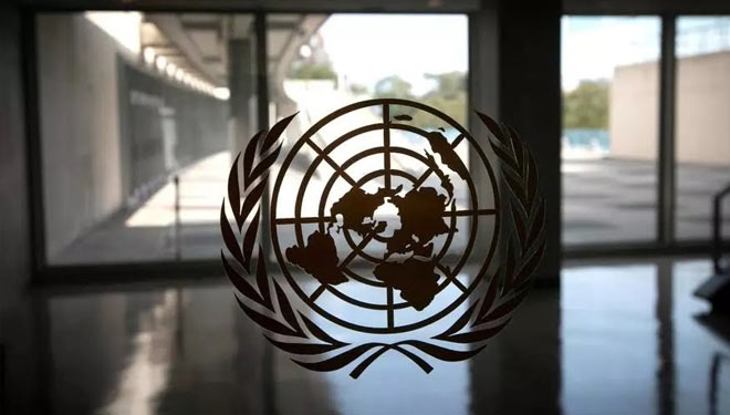Logo PBB terlihat di jendela di lorong kosong di markas besar PBB selama debat tingkat tinggi tahunan Majelis Umum PBB ke-75 di New York pada 21 September 2020.(FOTO: France 24/Reuters).