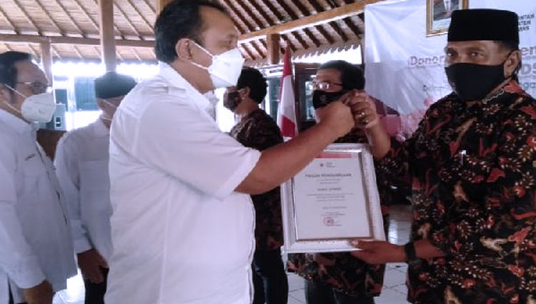 Sabar Jatmiko, pendonor yang sudah mendonorkan darahnya melalui PMI Banyumas lebih dari 75 kali secara simbolik menerima penghargaan dari PMI yang diserahkan Asisten Pemerintahan dan Kesra Banyumas, Didi Rudwianto, Sabtu (19/6/2021)