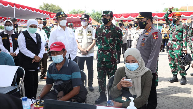 Panglima TNI bersama Kapolri, Menkes dan Gubernur Jatim saat meninjau vaksinasi di Bangkalan, Sabtu (19/6/2021). (foto: Puspen TNI)