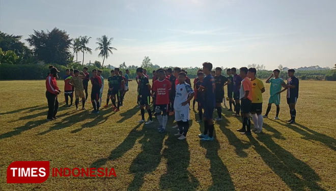 Suasana seleksi pemain terbuka Persewangi Banyuwangi. (Foto : Syamsul Arifin/TIMES Indonesia)